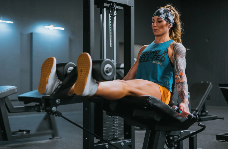 लेग कर्ल और एक्सटेंशन मशीन से प्रशिक्षण कैसे लें?